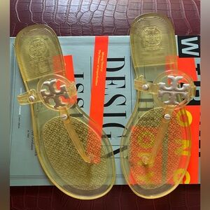 Tory Burch jelly sandals in good condition in size 6!